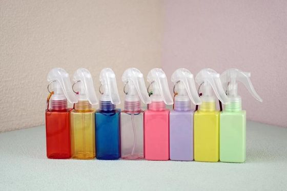 Εκτύπωση οθόνης 100 ml PET τετραγωνικό σχήμα φιάλη σπρέι με φορητό κροσέ